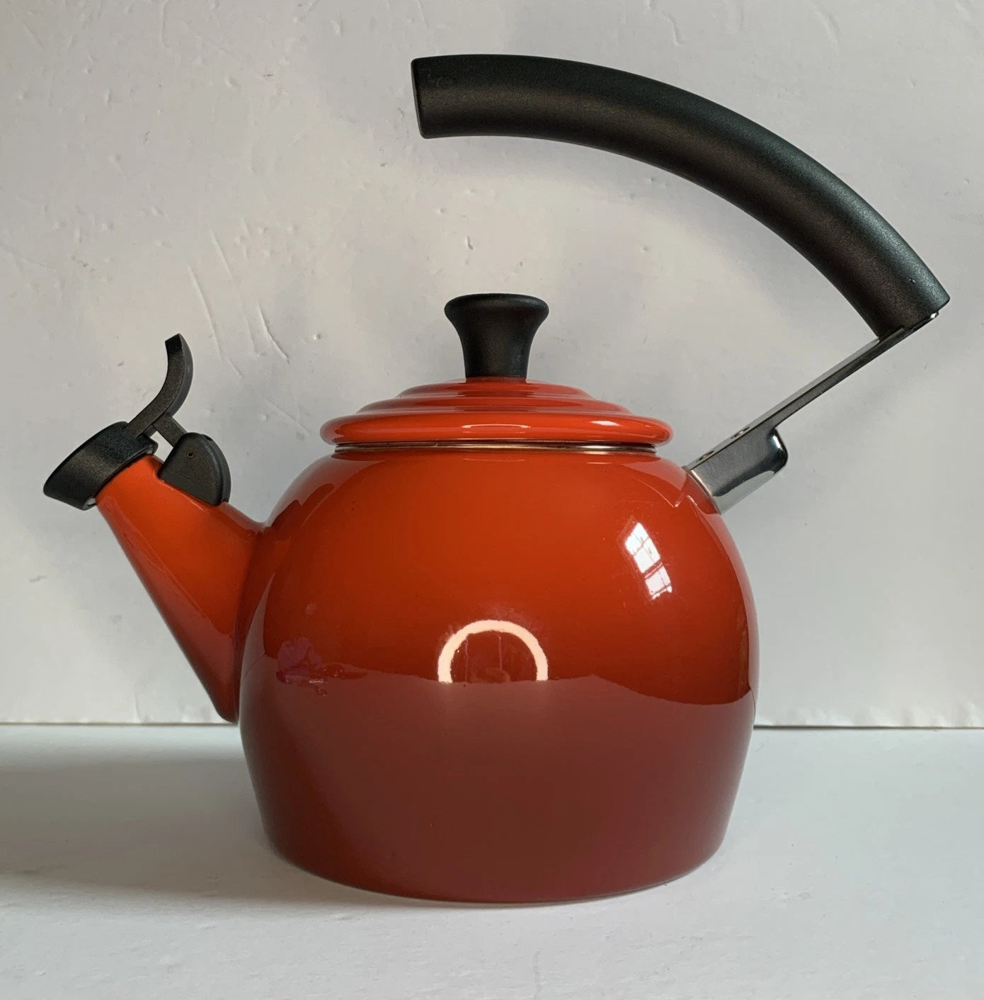 Le Creuset Halo Whistling Teapot 1.1 Literd Red Cerise Ombré 1.25 Quart Enamel