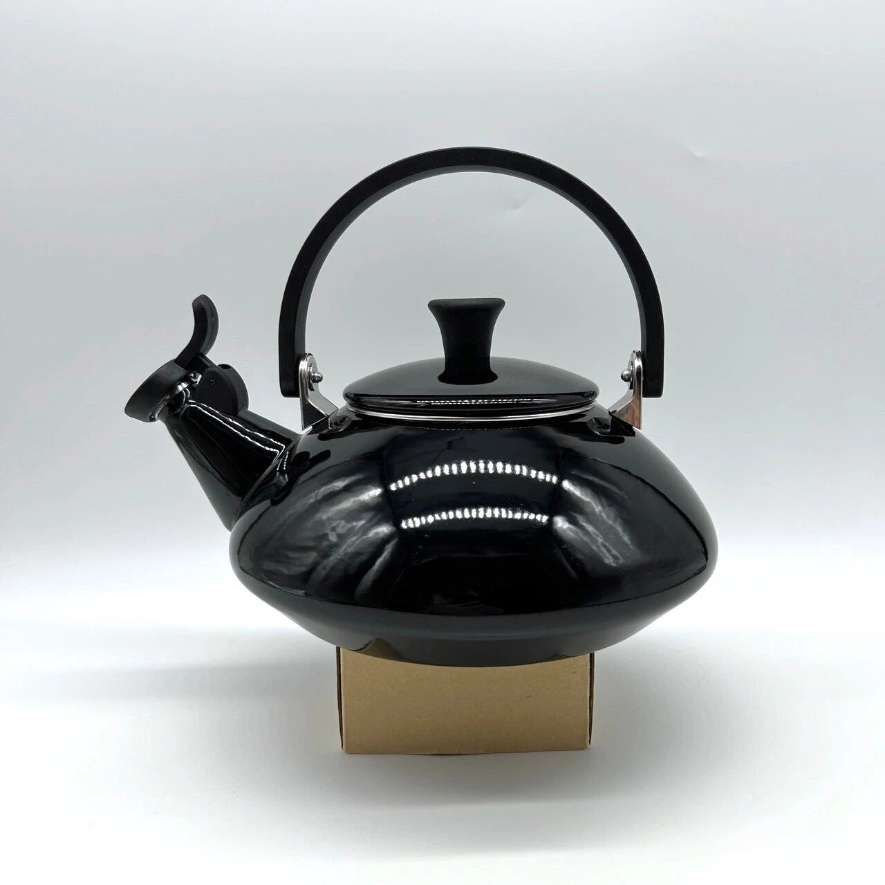 Le Creuset Zen Whistling Tea Kettle Black Enamel on Steel 1.5L/ 1.6 Qt