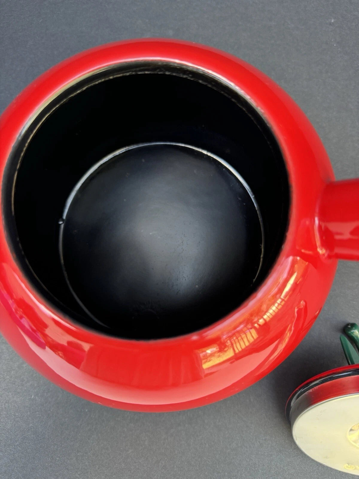 Copco - Enamel Tomato Tea Kettle - Brilliant Red - 2.5 Quarts