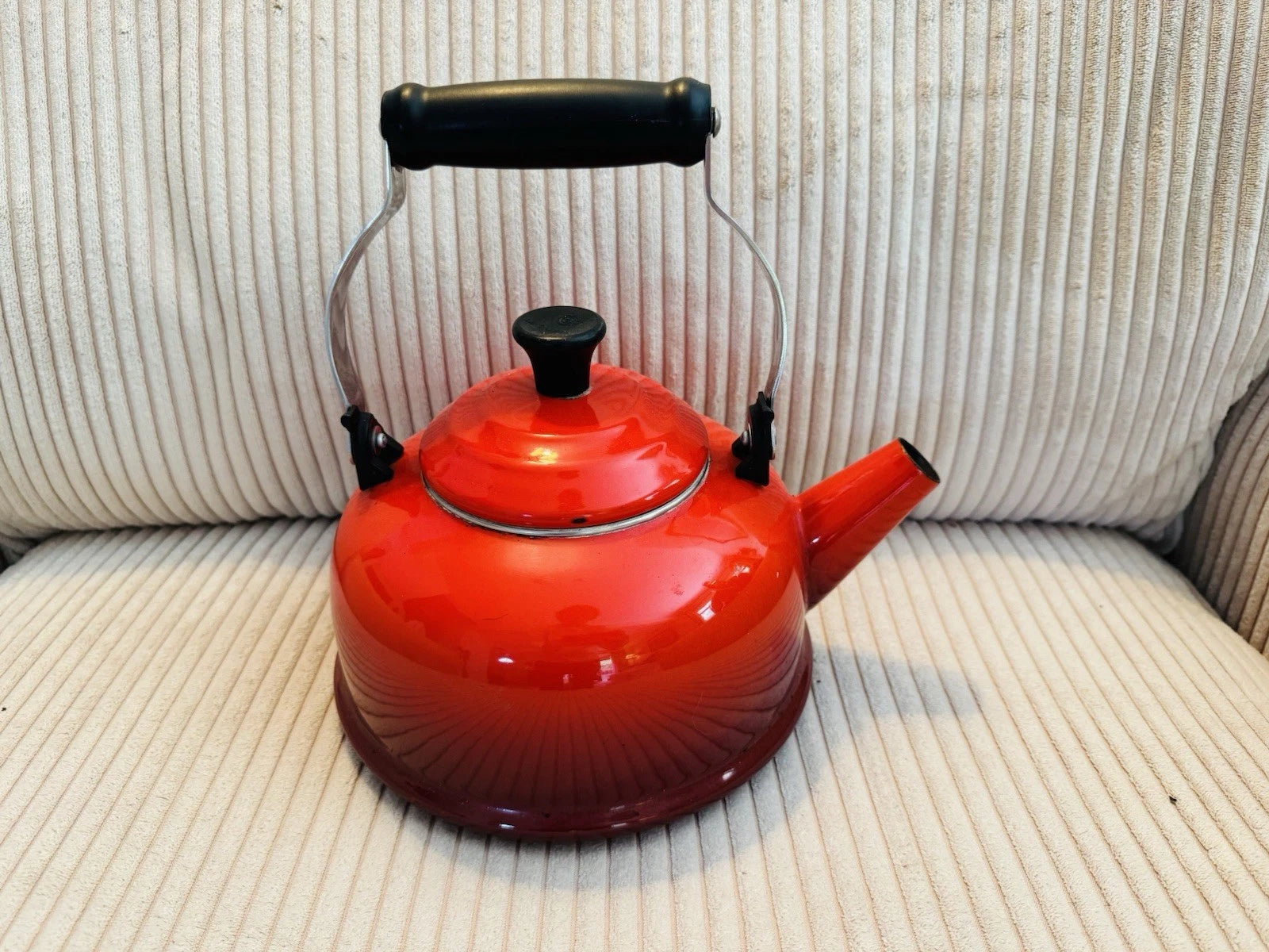 Old Vtg Red Le Creuset 1.7 Quartz Enamel Tea Kettle With Black Handle