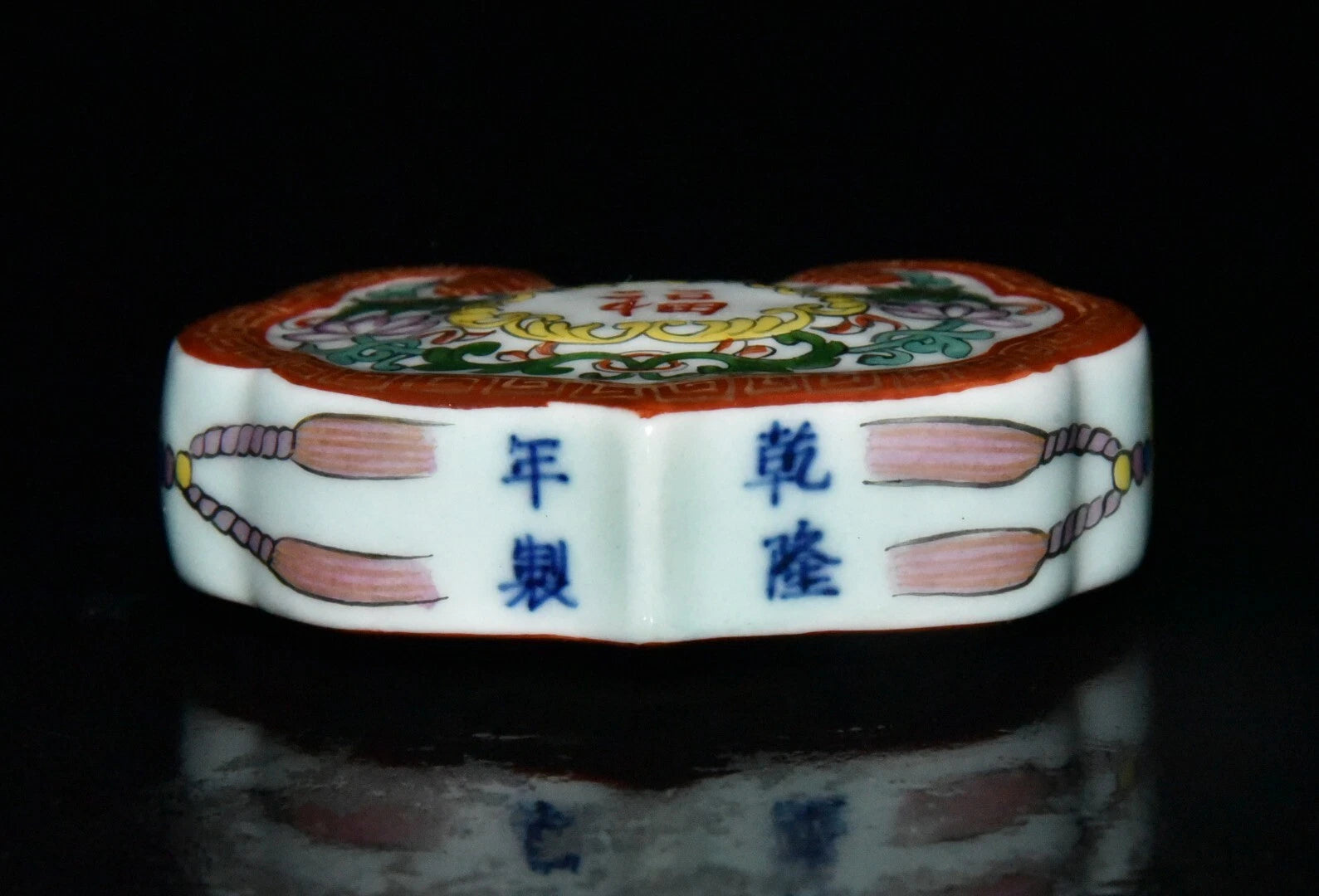 2.8" Powder enamel snuff bottle with patterns of good fortune in Qing Dynasty