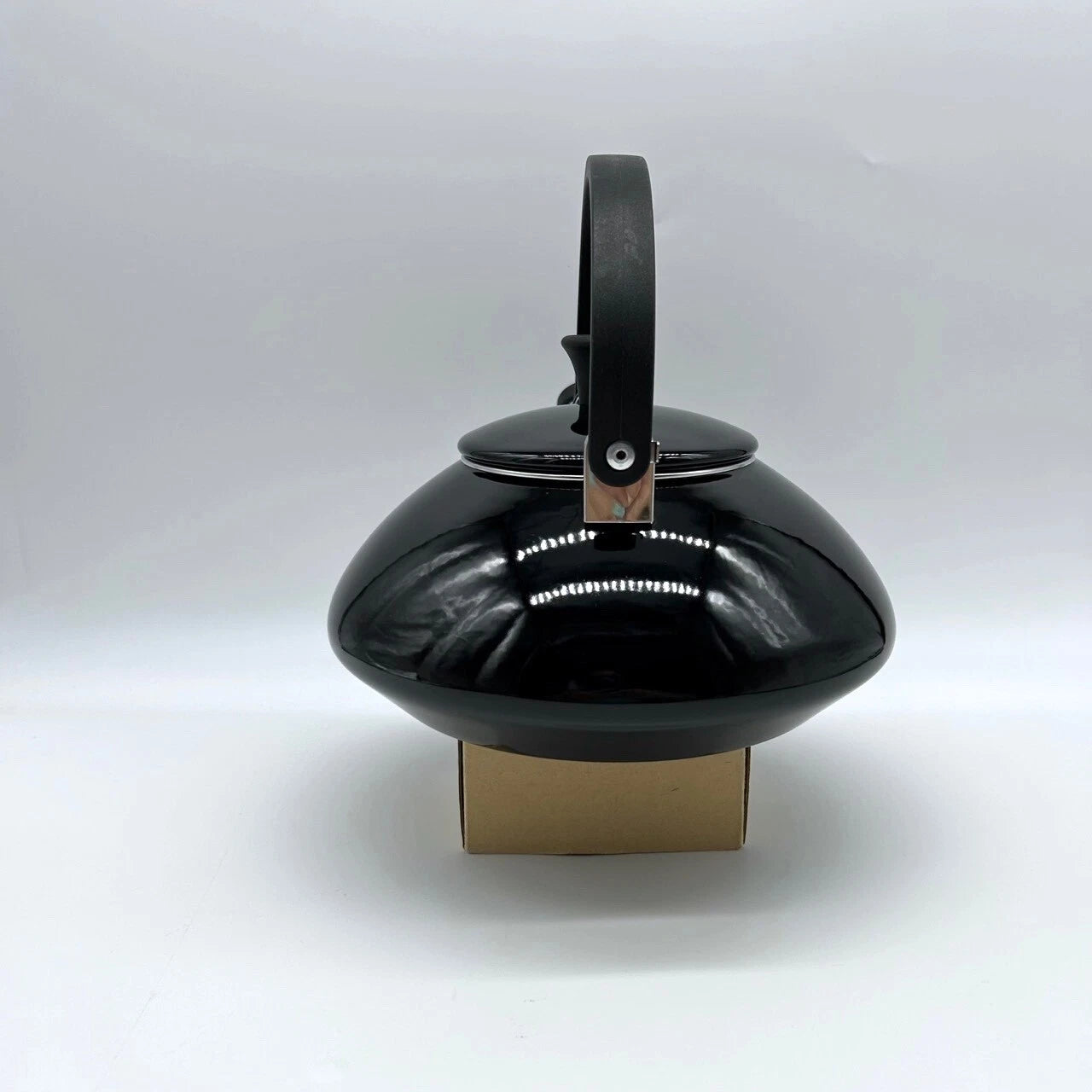 Le Creuset Zen Whistling Tea Kettle Black Enamel on Steel 1.5L/ 1.6 Qt