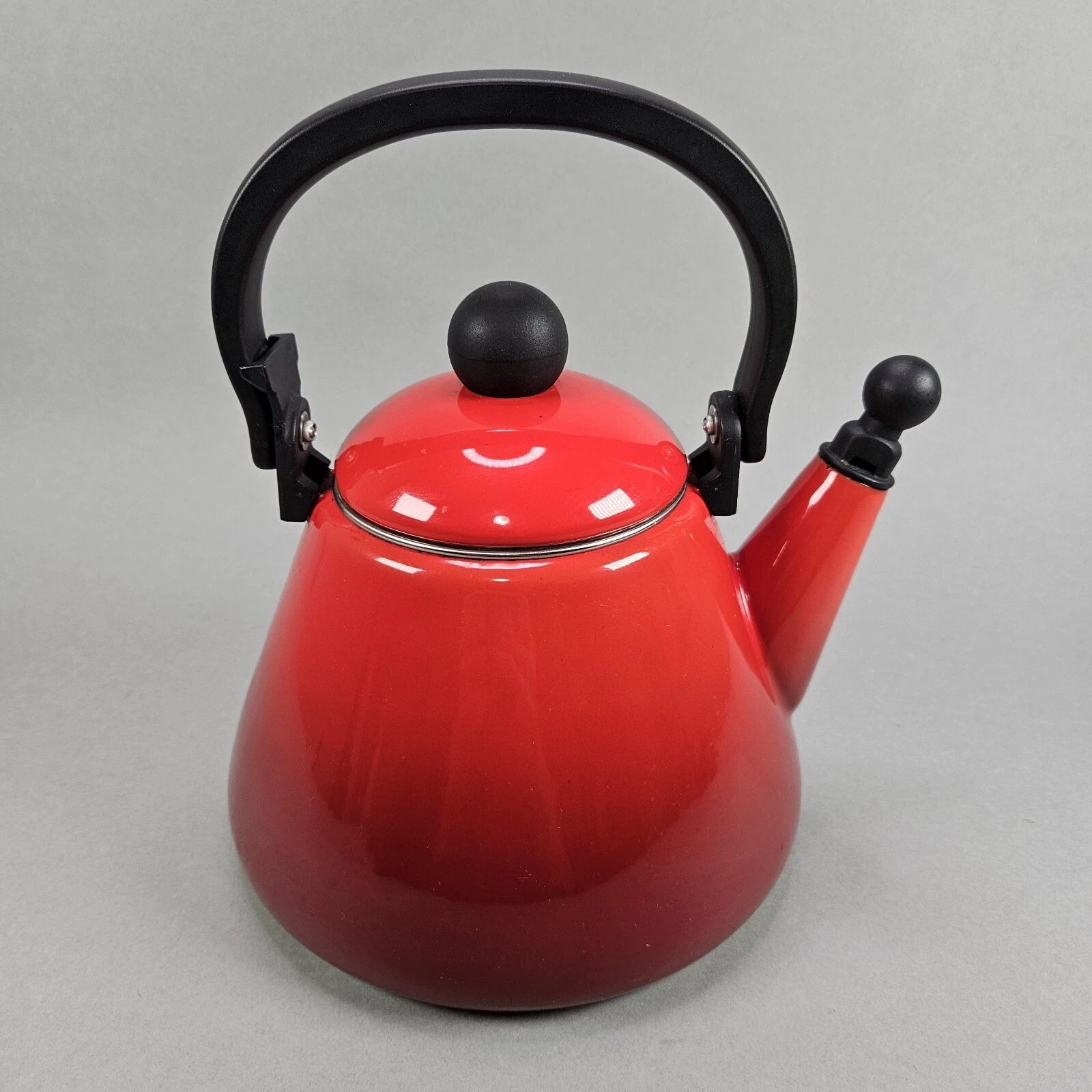 Le Creuset Enamel On Steel Classic Whistling Kettle Red Flame 1.7 Quarts 1.6 L