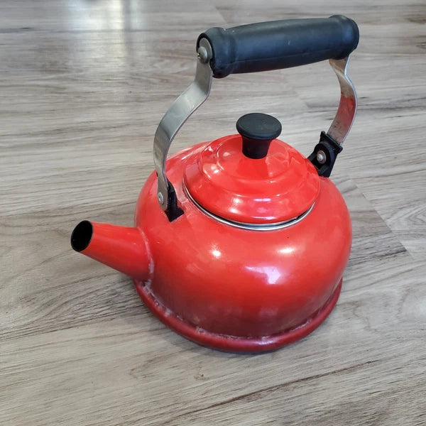 Le Creuset 1.6L / 1.7Qt Classic Tea Kettle Red Cerise Enamel On Steel