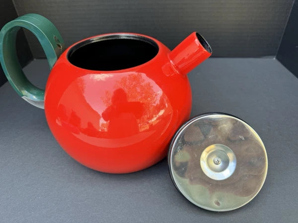Copco - Enamel Tomato Tea Kettle - Brilliant Red - 2.5 Quarts