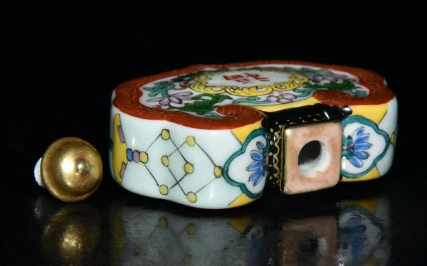 2.8" Powder enamel snuff bottle with patterns of good fortune in Qing Dynasty