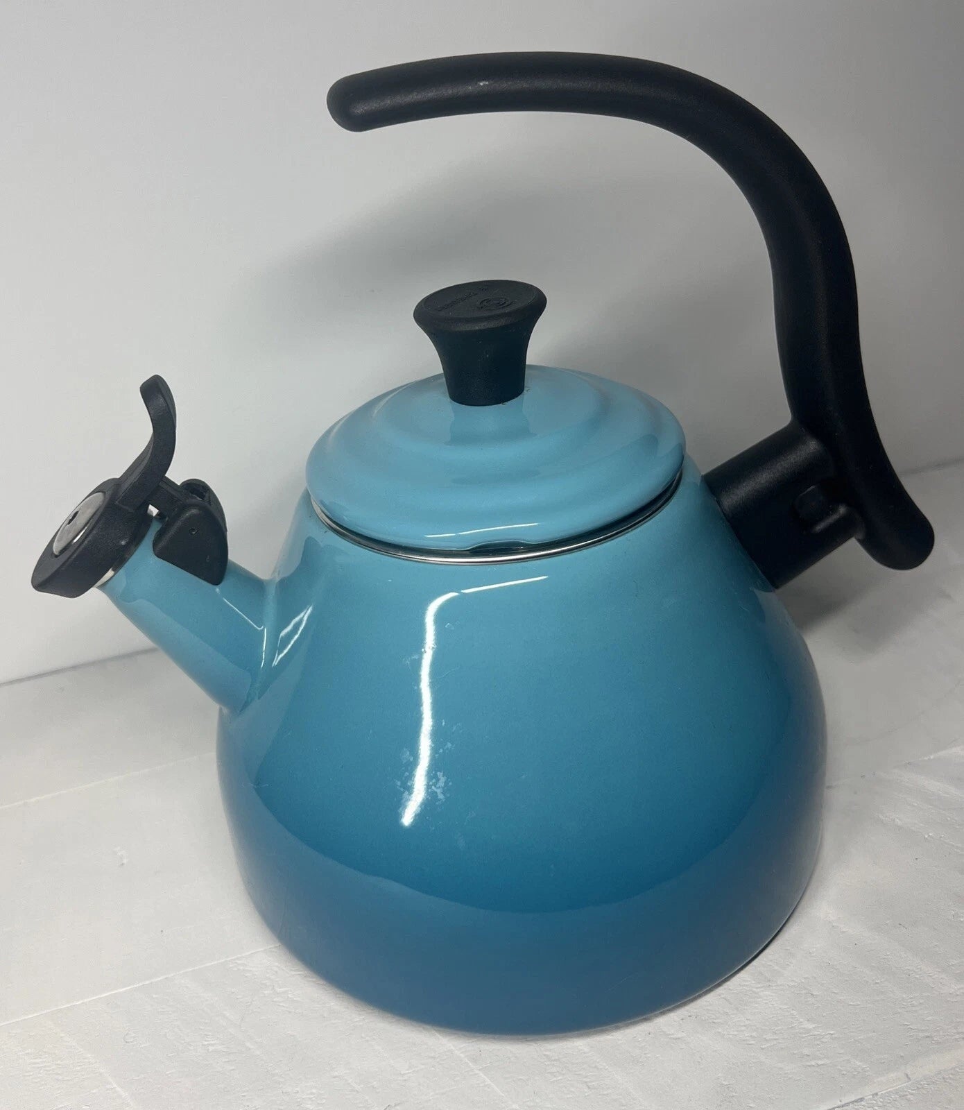 Le Creuset Chrysenth Turquoise Hombre Whistling Tea Kettle 1.6 US Quart Enamel