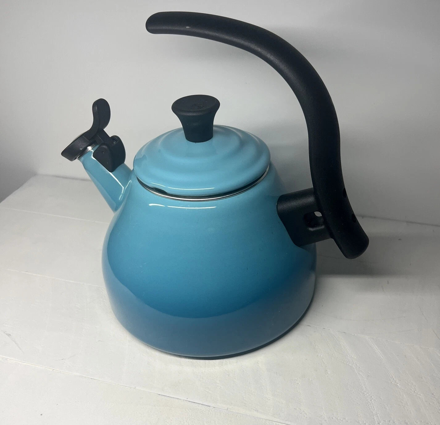 Le Creuset Chrysenth Turquoise Hombre Whistling Tea Kettle 1.6 US Quart Enamel