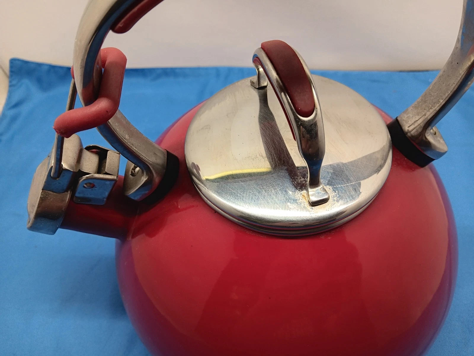 Kitchen Aid 2 Quart Whistling Tea Kettle Pot Red Enamel