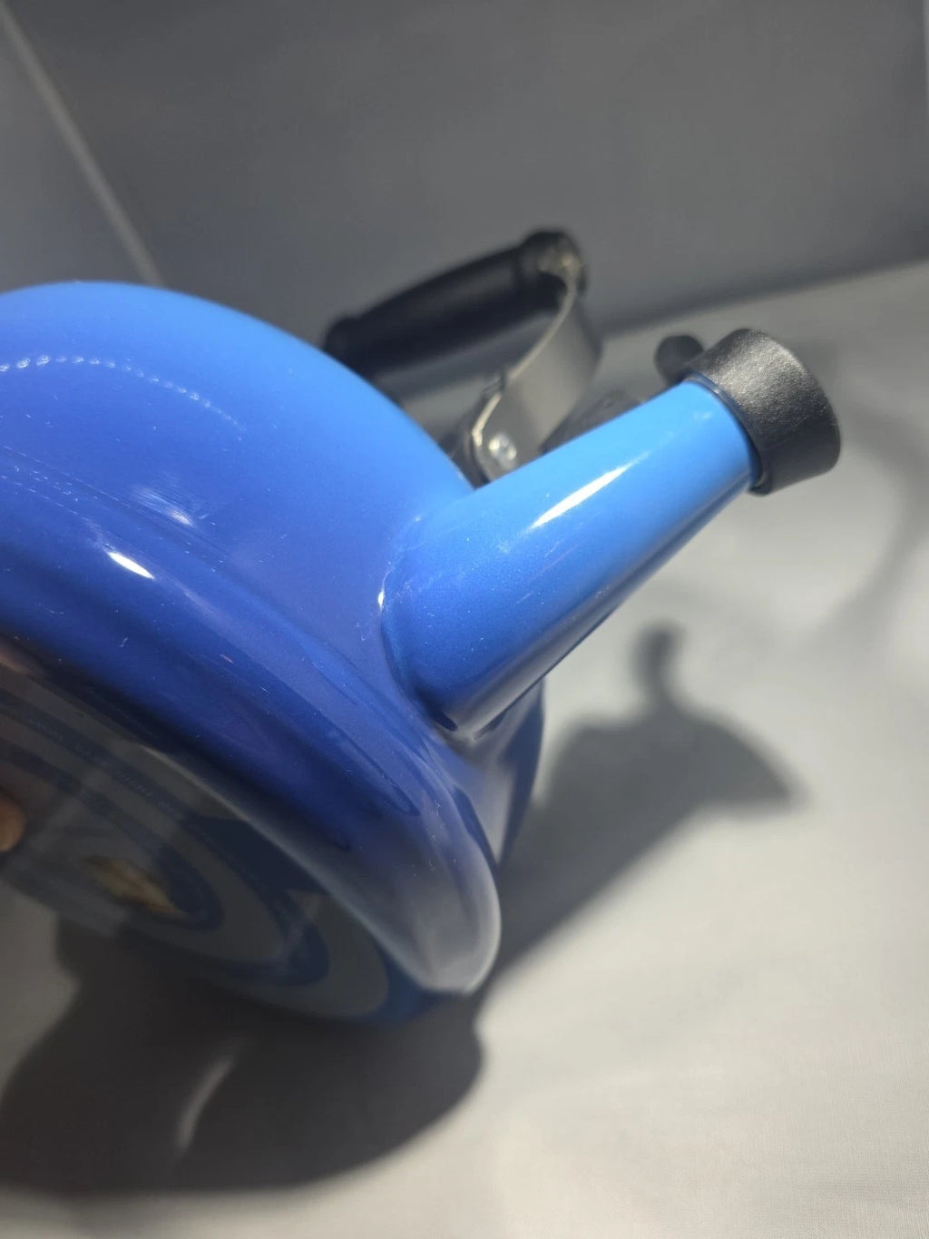 Le Creuset Enamel On Steel Whistling Tea Kettle 1.7 qt. Blue Ombre Teapot Gas El