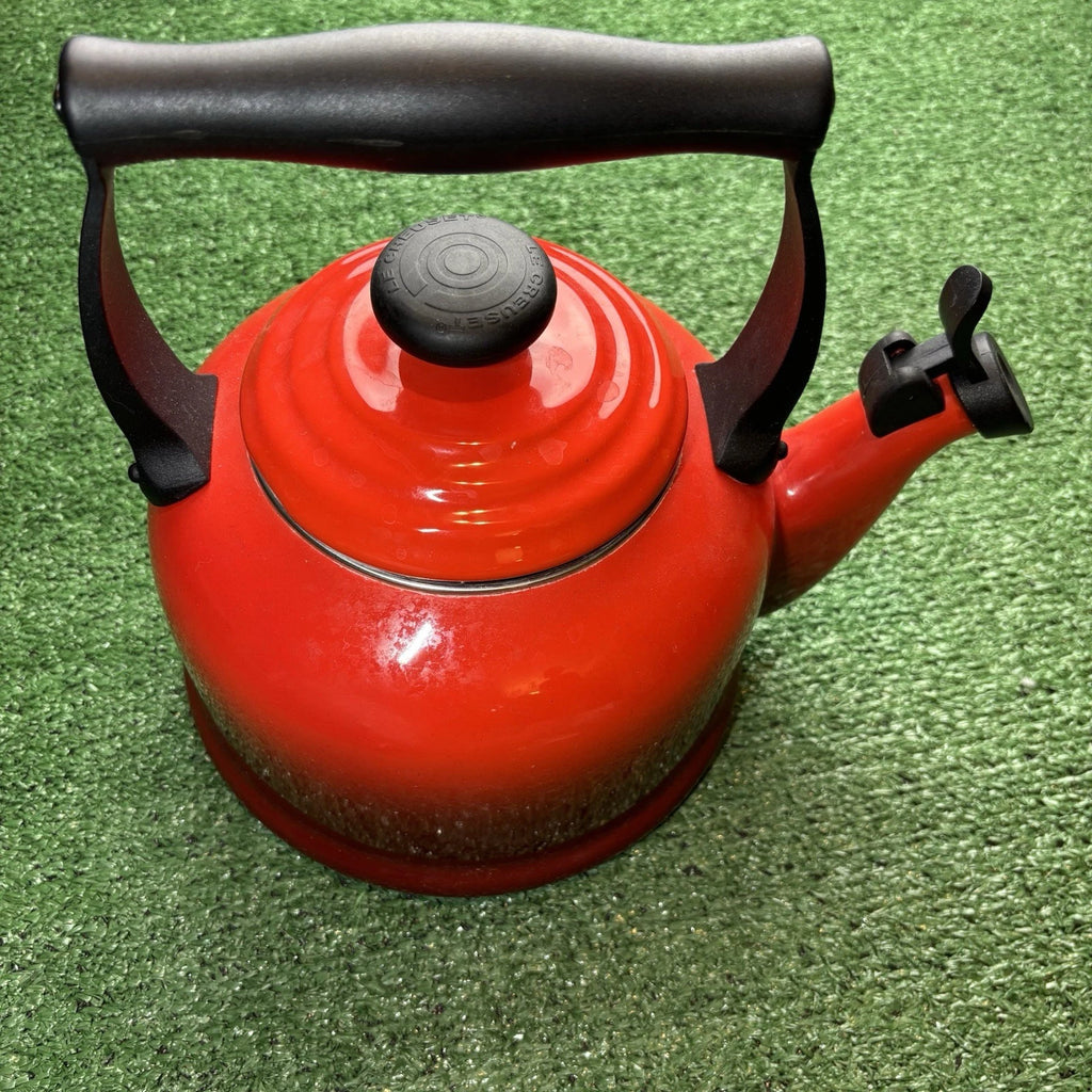 Le Creuset 2.2 Qt / 2L Kettle with/Lid Red Ombre Flame Enamel