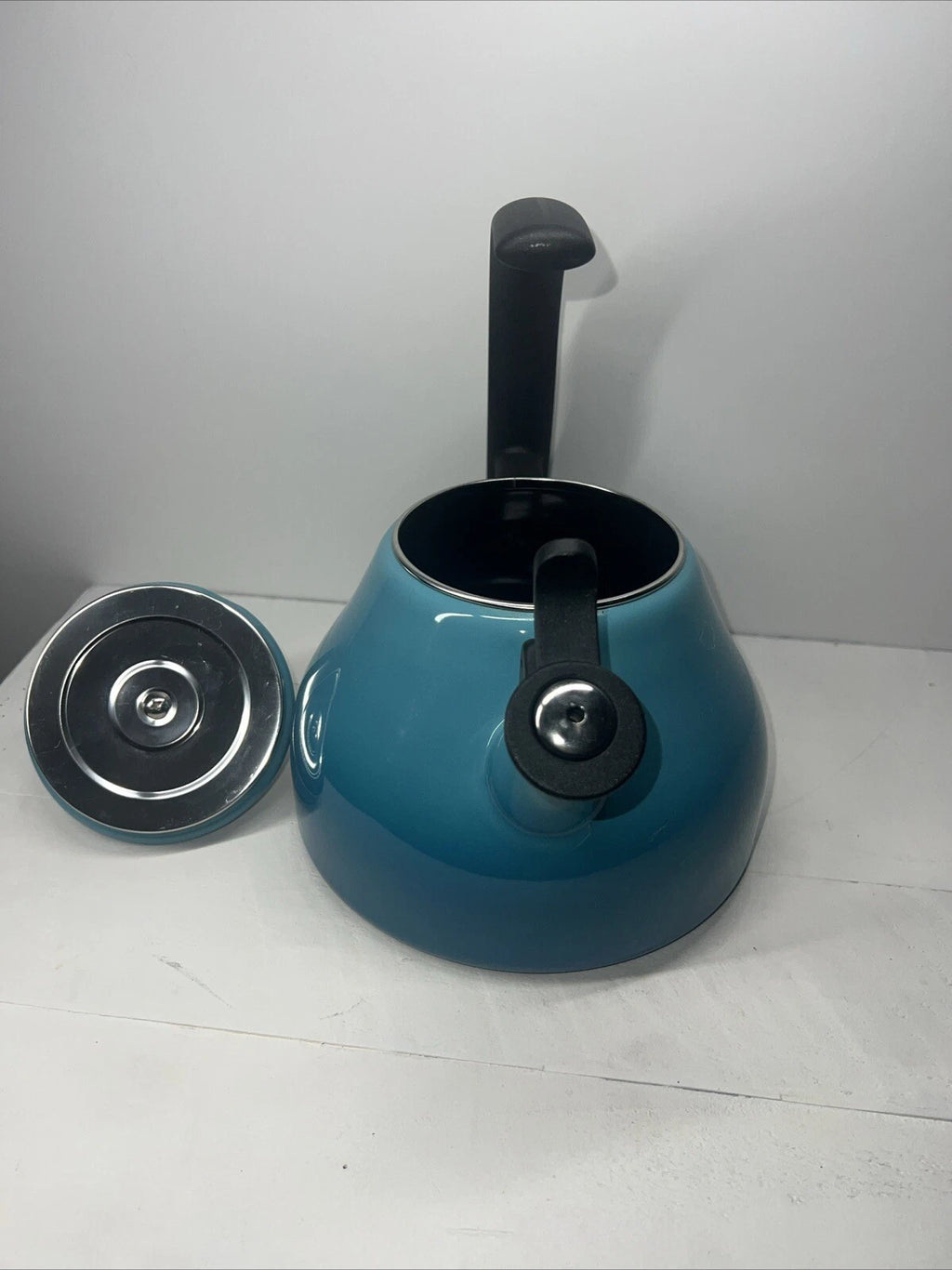 Le Creuset Chrysenth Turquoise Hombre Whistling Tea Kettle 1.6 US Quart Enamel