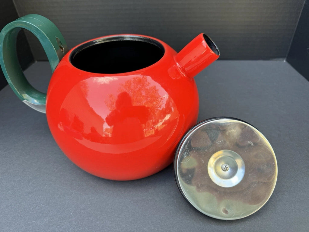 Copco - Enamel Tomato Tea Kettle - Brilliant Red - 2.5 Quarts
