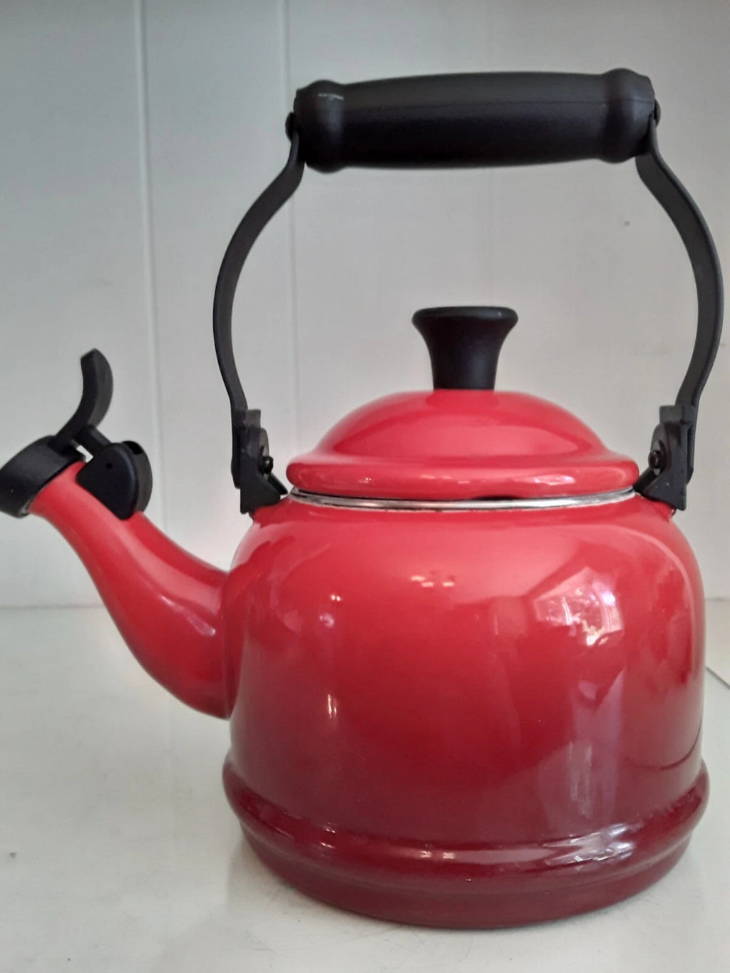 Le Creuset Flame Red Ombre 1.1 Liter Enamel Tea Kettle Whistling Kitchenware