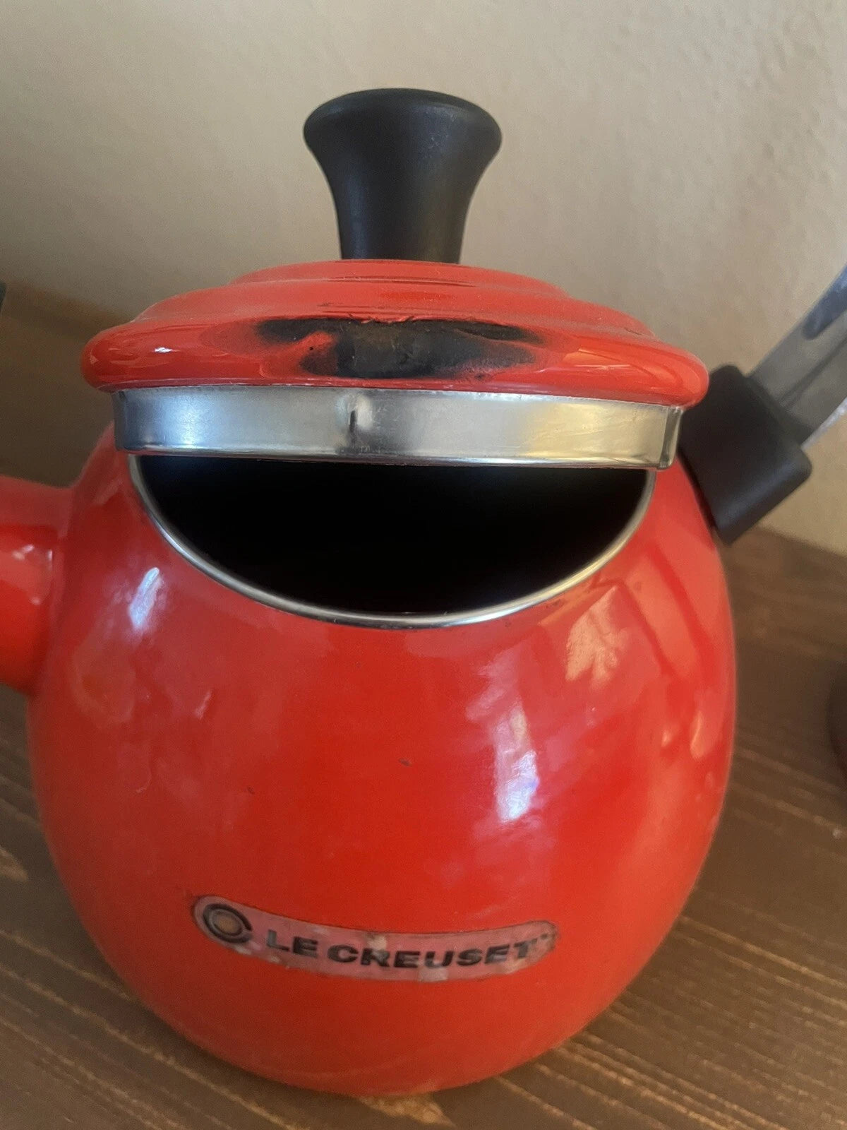 Le Creuset Carmin Red Halo Whistling Tea Kettle Enamel on Steel 1.5L 1.6 Qt