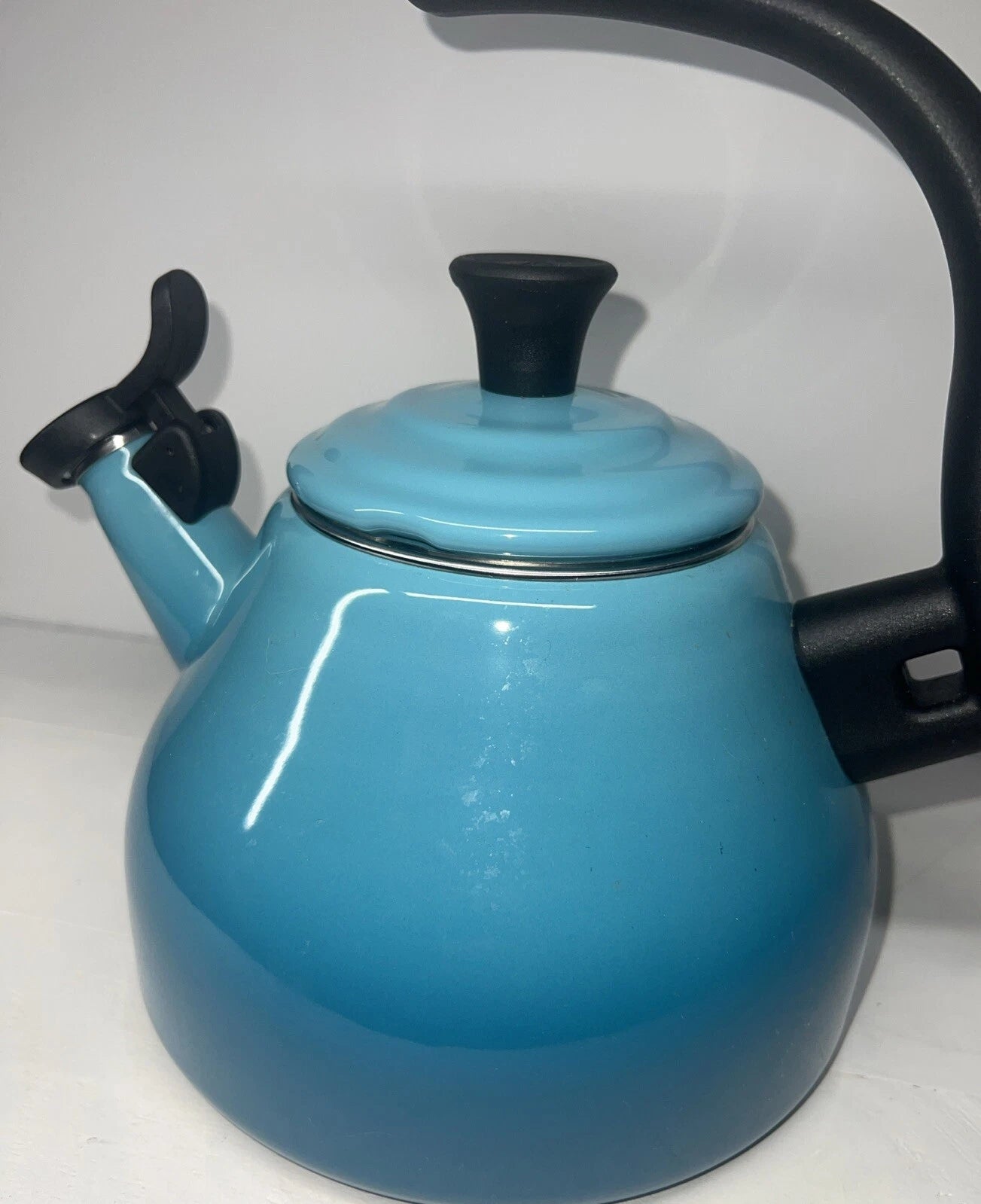 Le Creuset Chrysenth Turquoise Hombre Whistling Tea Kettle 1.6 US Quart Enamel