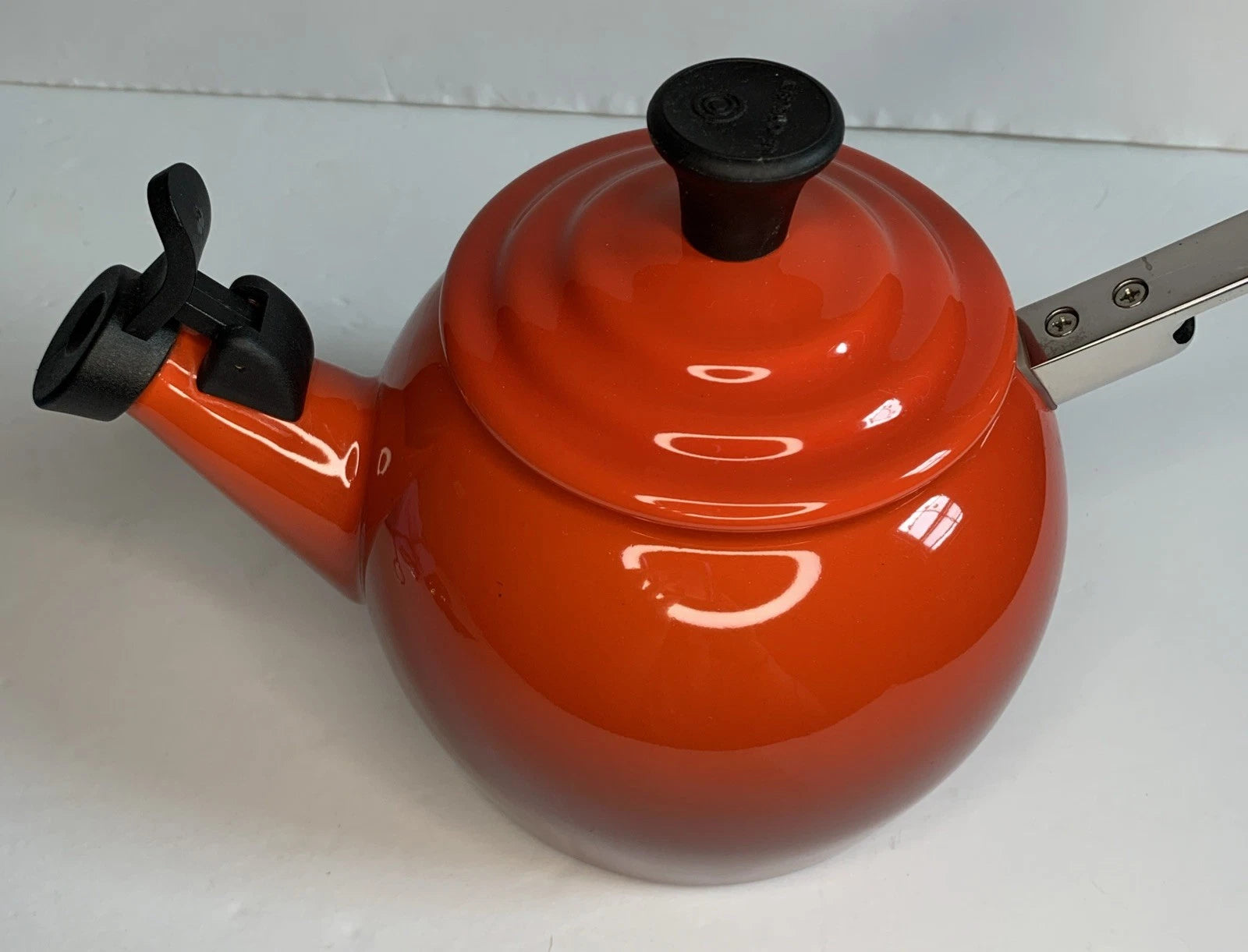 Le Creuset Halo Whistling Teapot 1.1 Literd Red Cerise Ombré 1.25 Quart Enamel