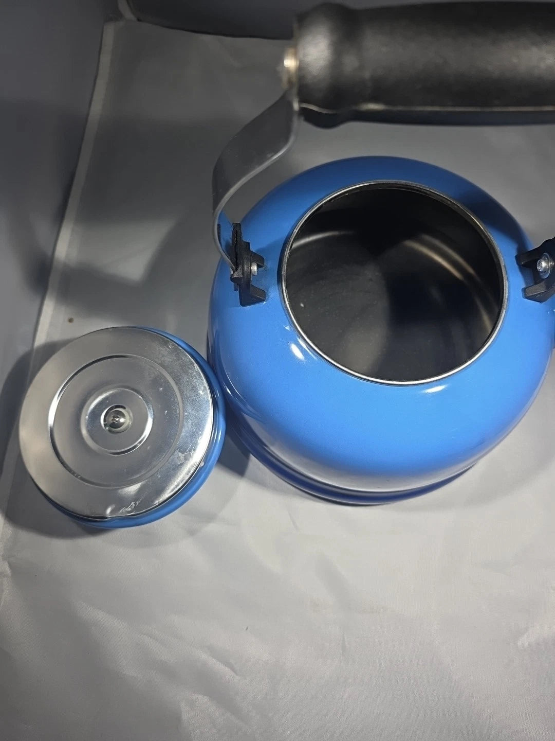 Le Creuset Enamel On Steel Whistling Tea Kettle 1.7 qt. Blue Ombre Teapot Gas El