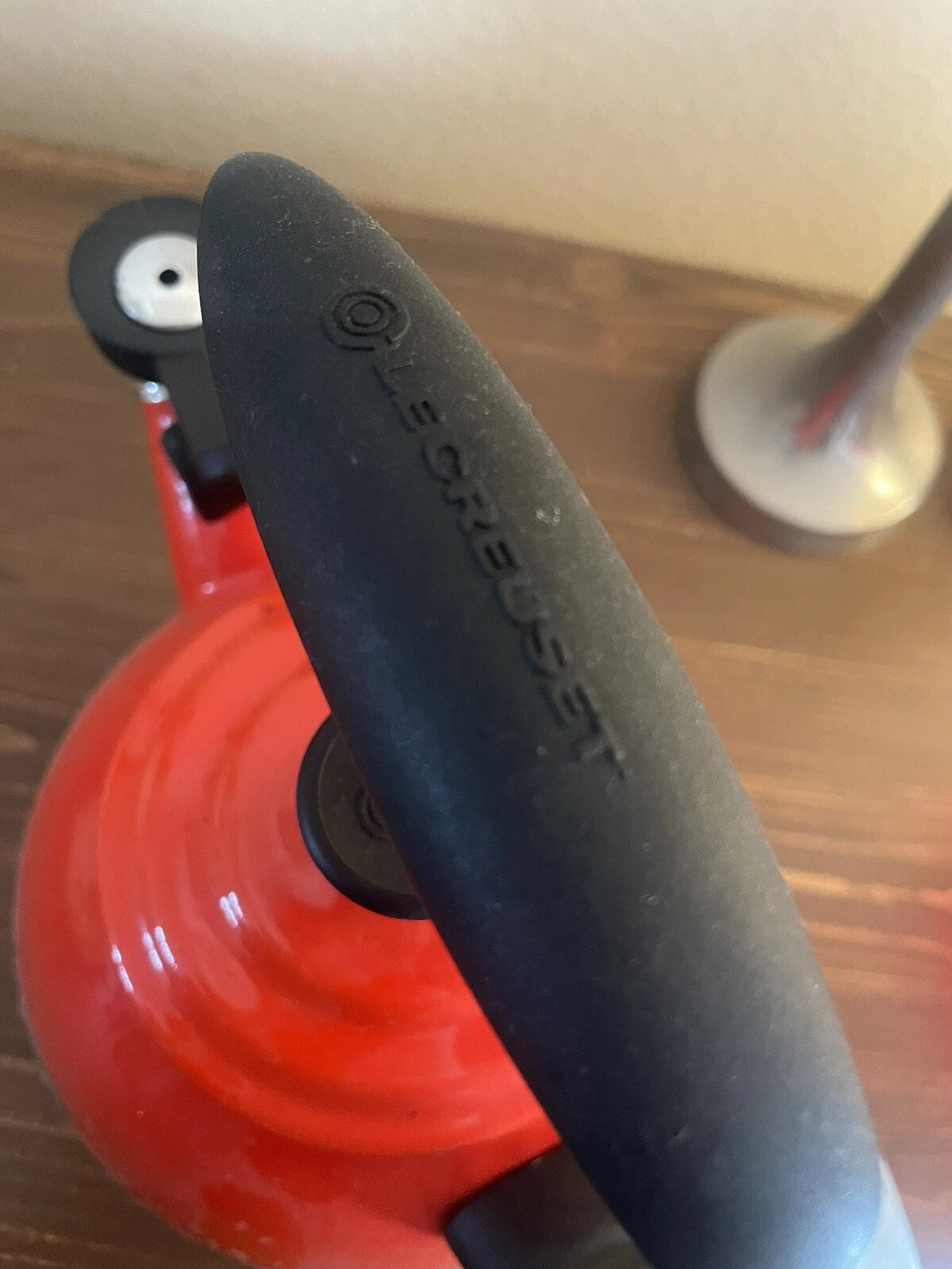 Le Creuset Carmin Red Halo Whistling Tea Kettle Enamel on Steel 1.5L 1.6 Qt