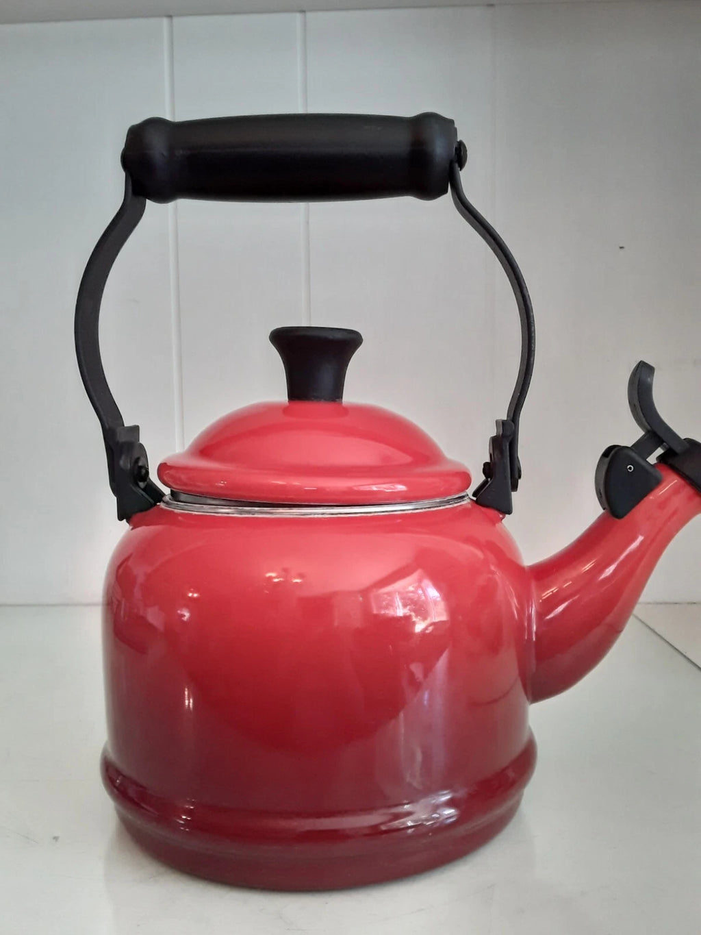Le Creuset Flame Red Ombre 1.1 Liter Enamel Tea Kettle Whistling Kitchenware