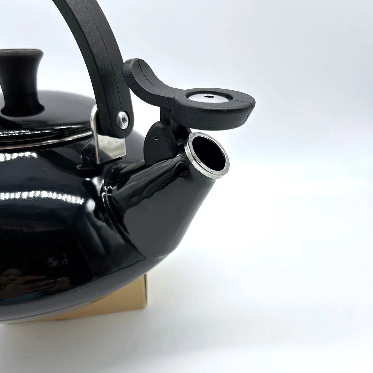 Le Creuset Zen Whistling Tea Kettle Black Enamel on Steel 1.5L/ 1.6 Qt