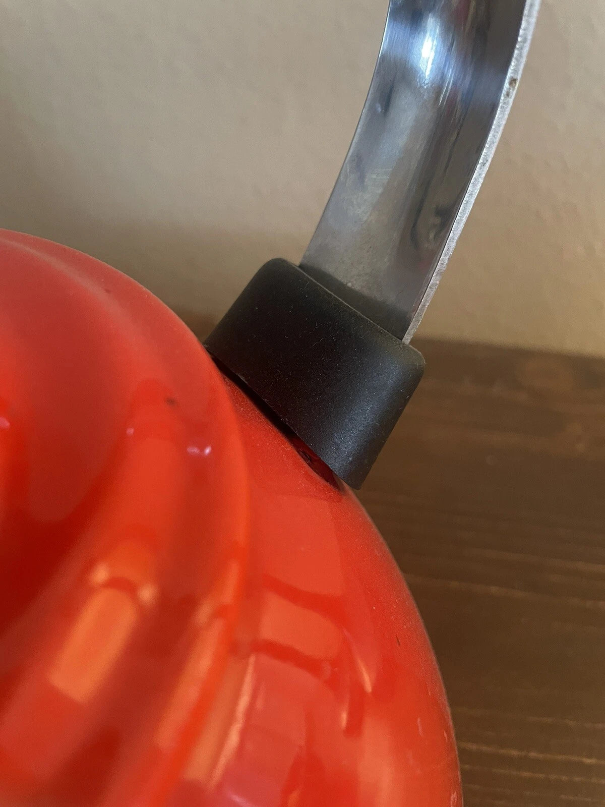 Le Creuset Carmin Red Halo Whistling Tea Kettle Enamel on Steel 1.5L 1.6 Qt