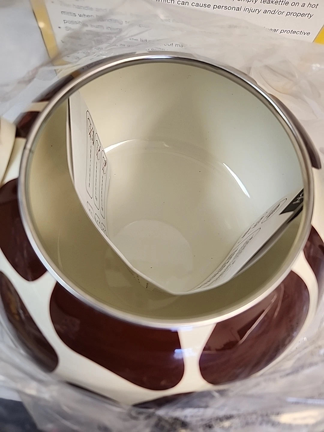 NEW IN BOX  Supreme Housewares Giraffe Whistling  Enamel Teapot Tea Kettle