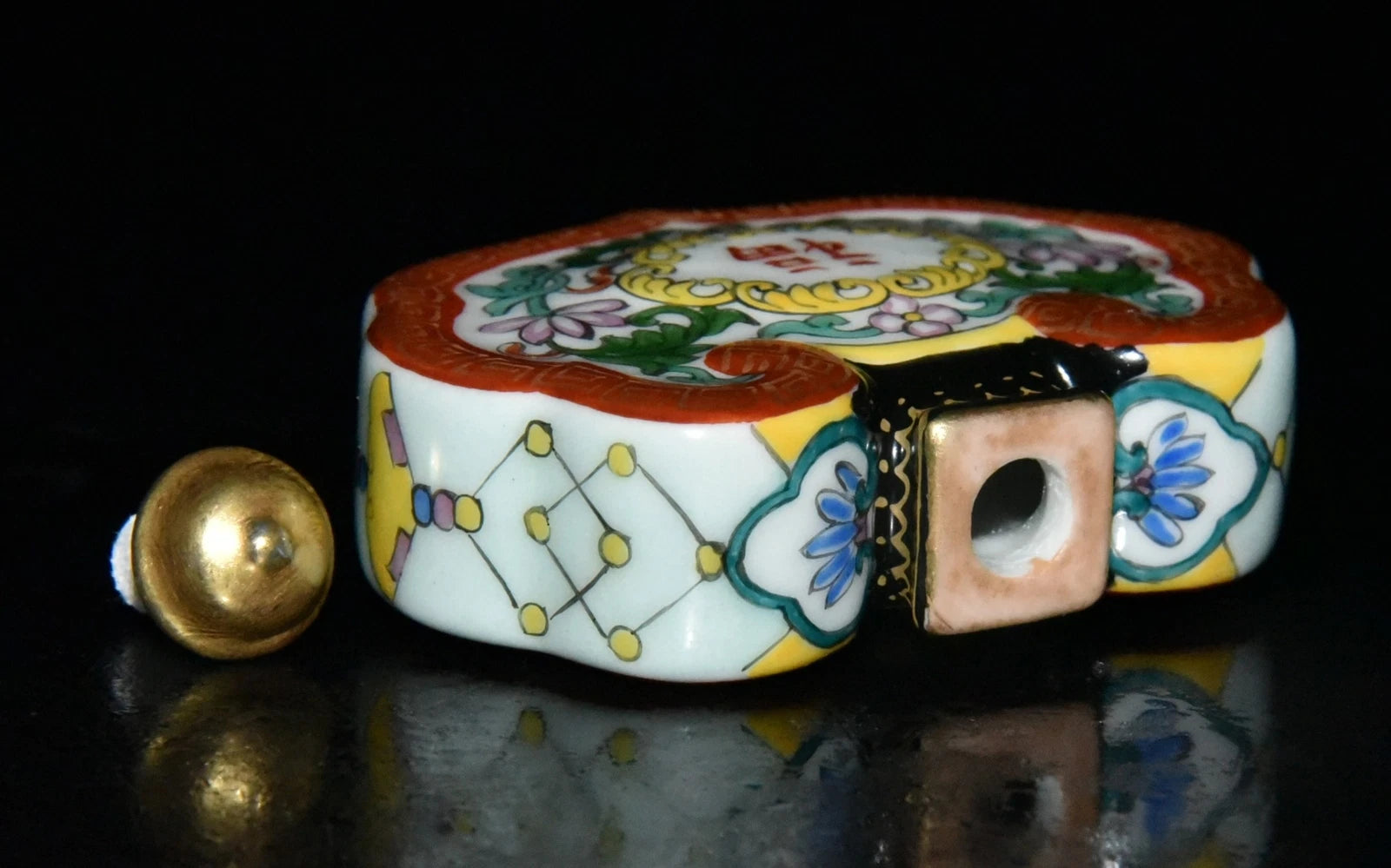 2.8" Powder enamel snuff bottle with patterns of good fortune in Qing Dynasty