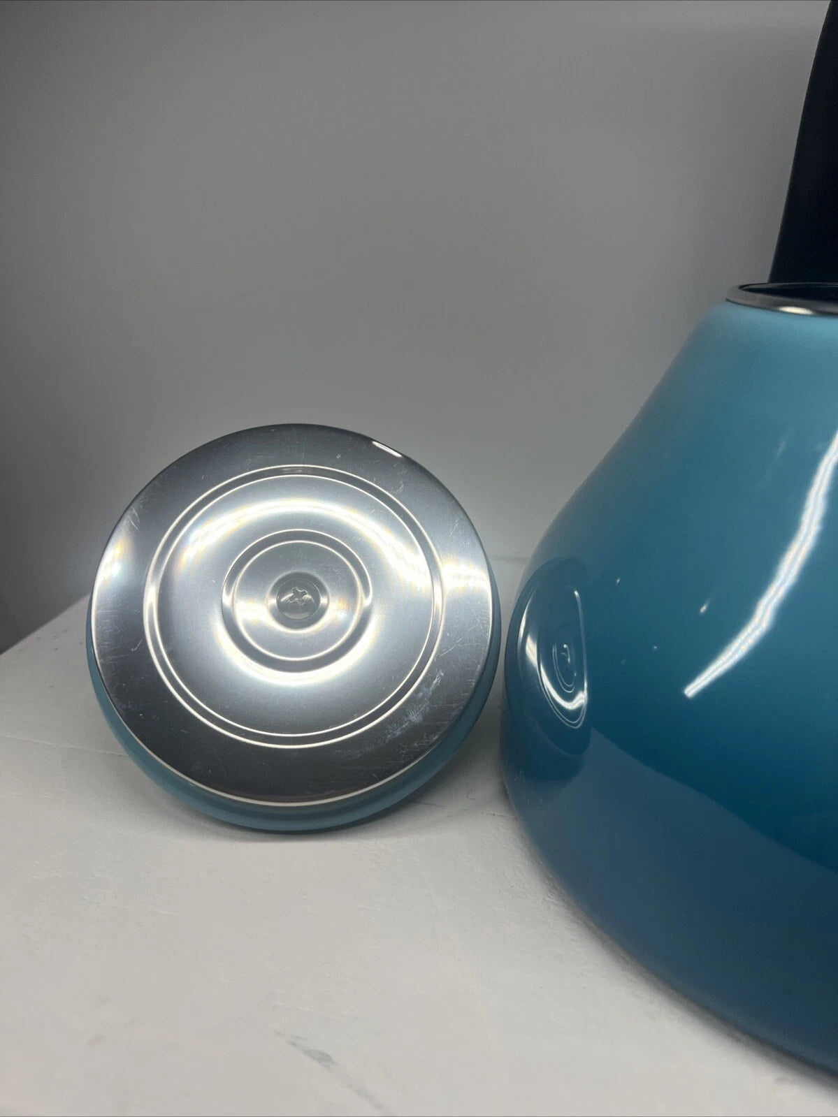 Le Creuset Chrysenth Turquoise Hombre Whistling Tea Kettle 1.6 US Quart Enamel