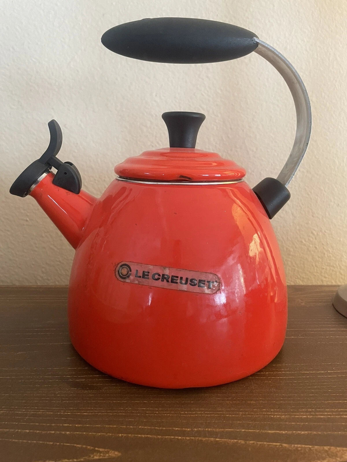 Le Creuset Carmin Red Halo Whistling Tea Kettle Enamel on Steel 1.5L 1.6 Qt