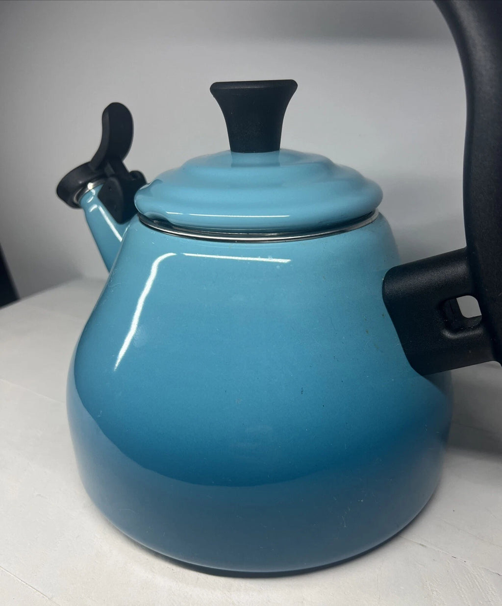 Le Creuset Chrysenth Turquoise Hombre Whistling Tea Kettle 1.6 US Quart Enamel