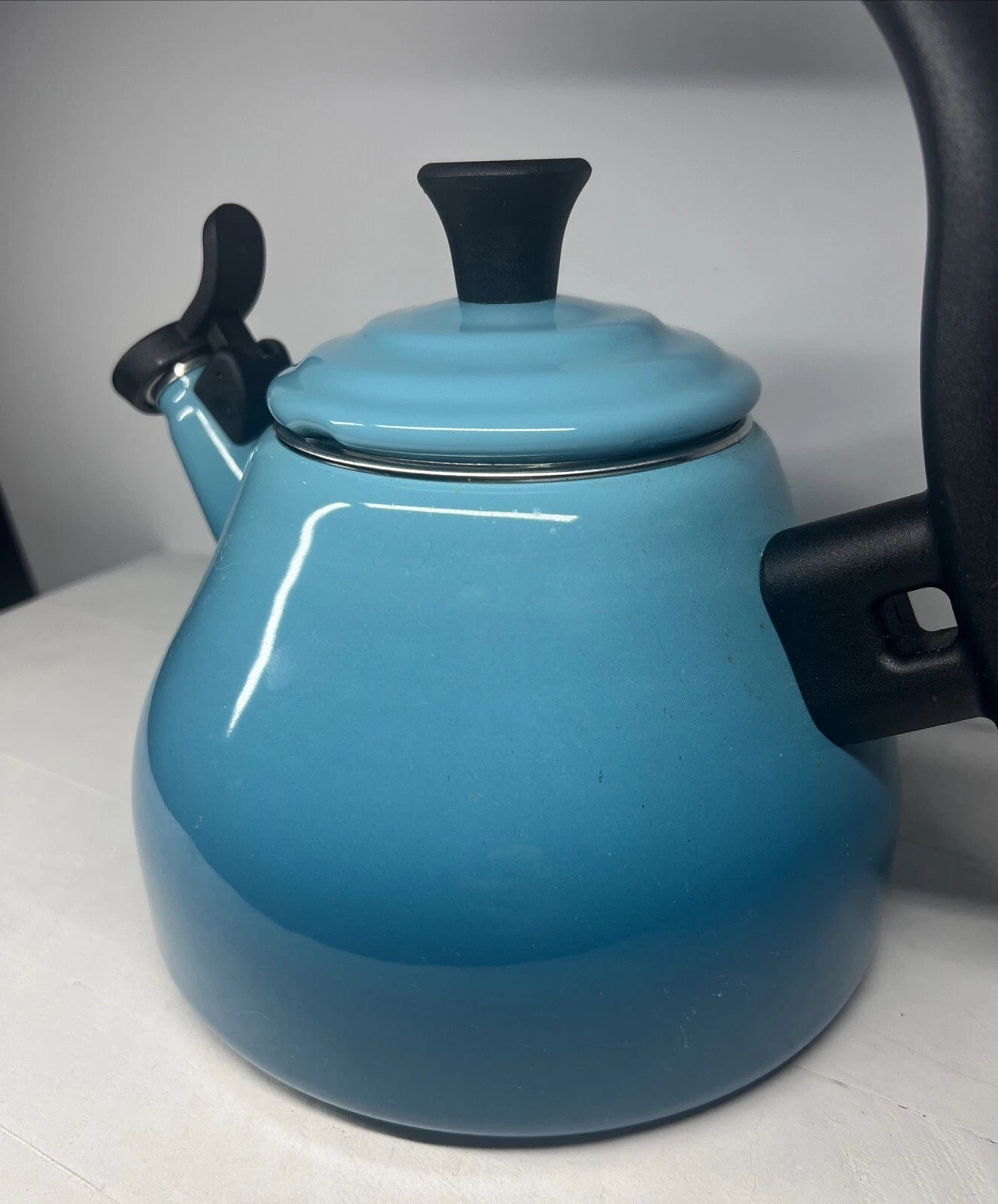 Le Creuset Chrysenth Turquoise Hombre Whistling Tea Kettle 1.6 US Quart Enamel