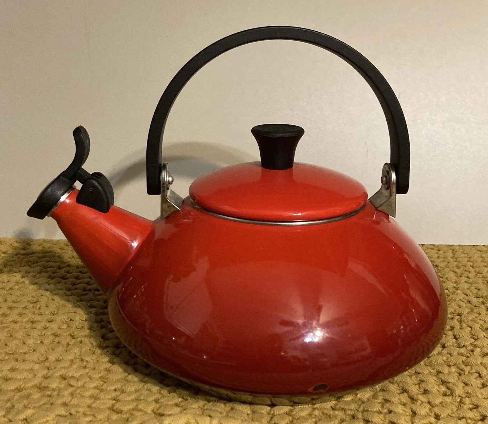 LE CREUSET Ombre Cherry Red Enamel on Steel Tea Pot 1.6 Qt ZEN Whistling Kettle