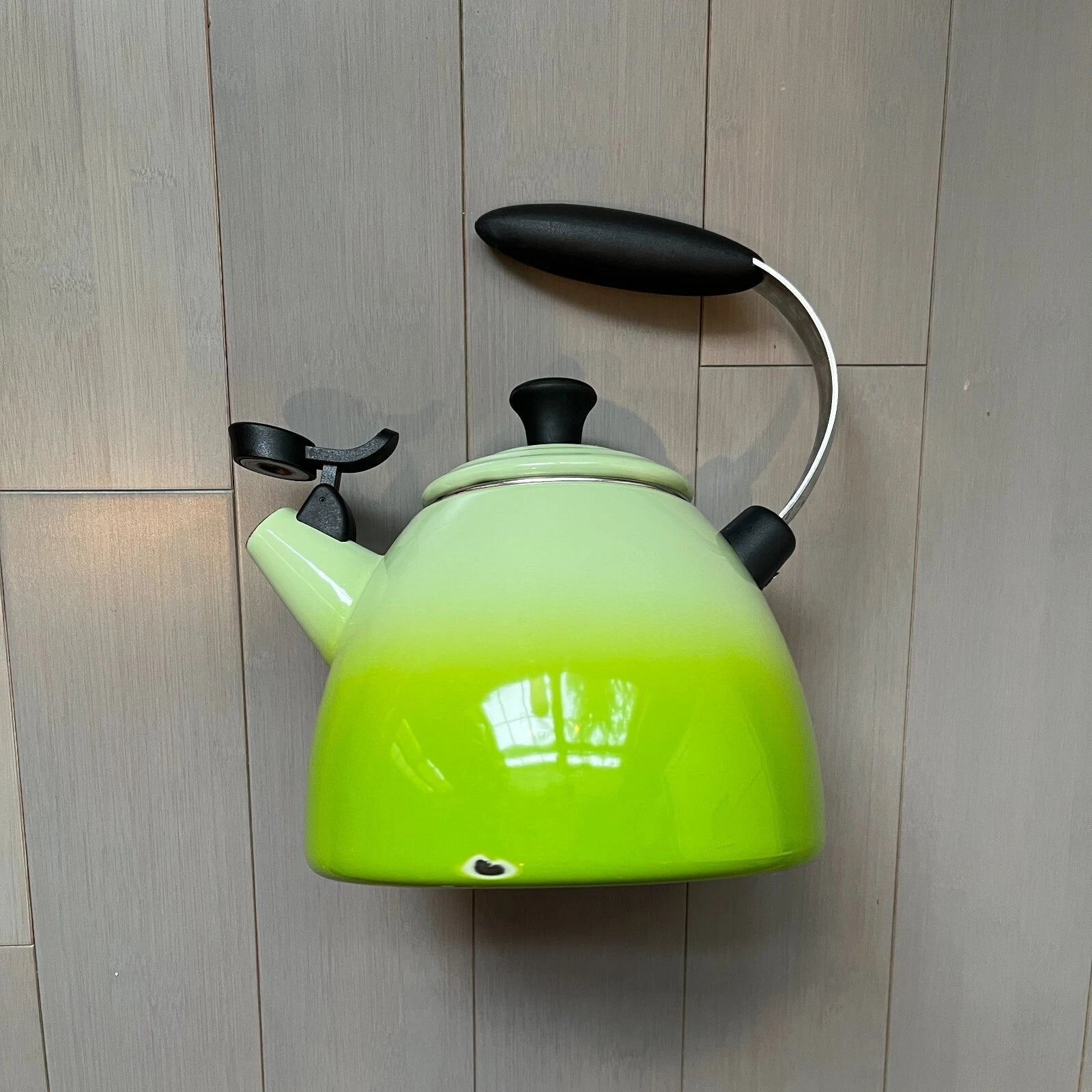 Le Creuset Lime Green Enamal On Steel Kiwi Whistling Tea Kettle 1.6 qt VGC
