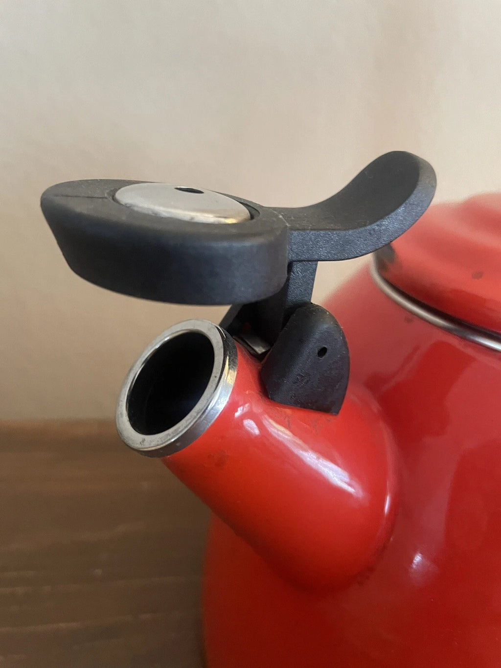 Le Creuset Carmin Red Halo Whistling Tea Kettle Enamel on Steel 1.5L 1.6 Qt