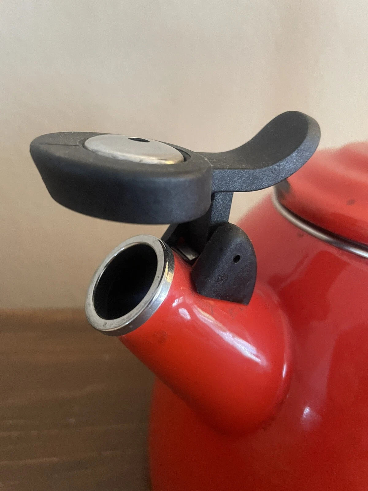 Le Creuset Carmin Red Halo Whistling Tea Kettle Enamel on Steel 1.5L 1.6 Qt