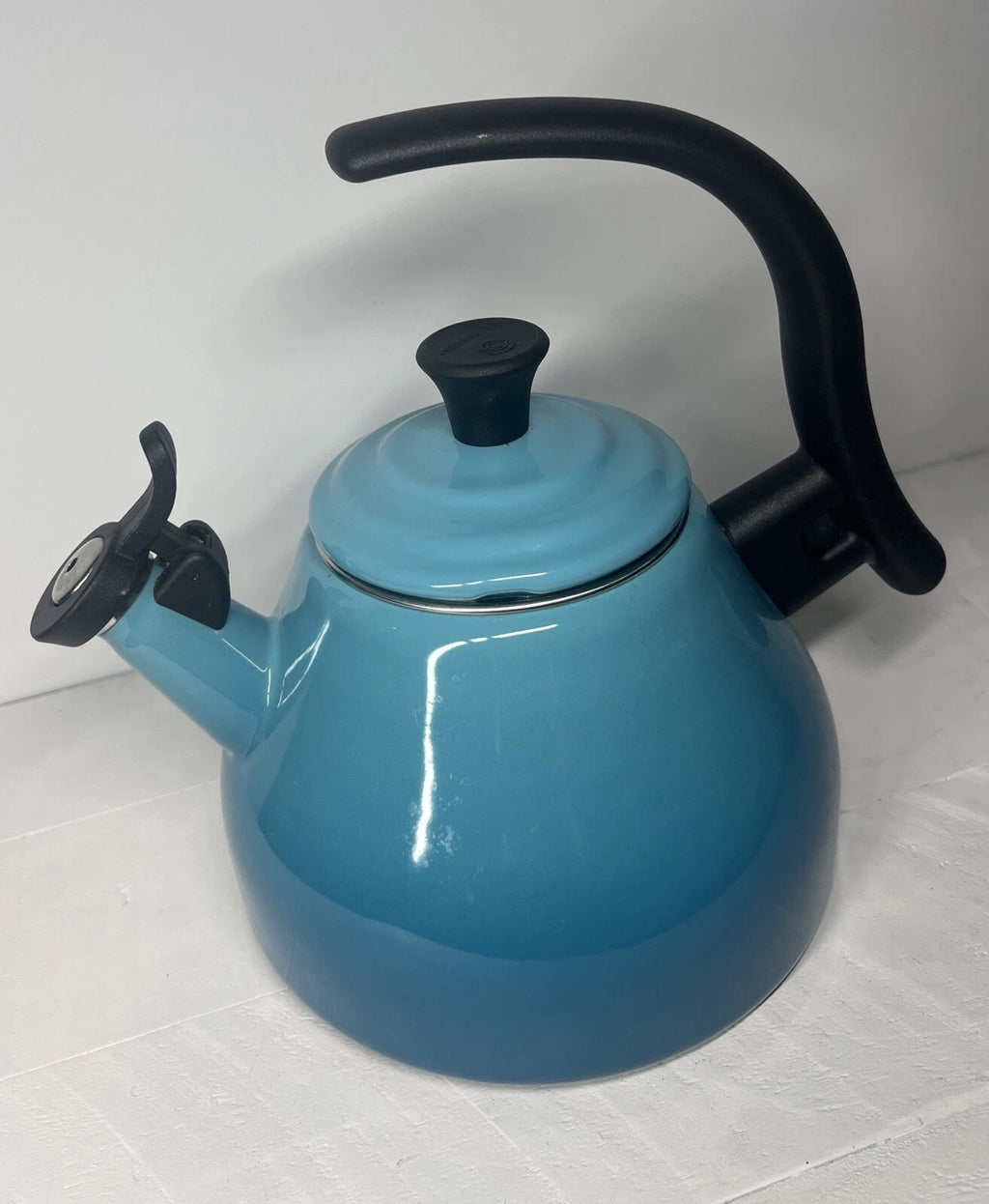 Le Creuset Chrysenth Turquoise Hombre Whistling Tea Kettle 1.6 US Quart Enamel