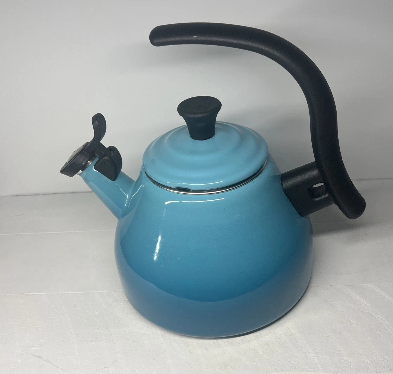 Le Creuset Chrysenth Turquoise Hombre Whistling Tea Kettle 1.6 US Quart Enamel