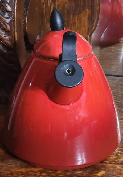 Le Creuset Ogive 1.7 Quart Red Ombré Whistling Tea Kettle Egronomic Handle