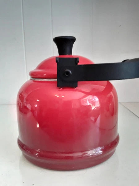 Le Creuset Flame Red Ombre 1.1 Liter Enamel Tea Kettle Whistling Kitchenware