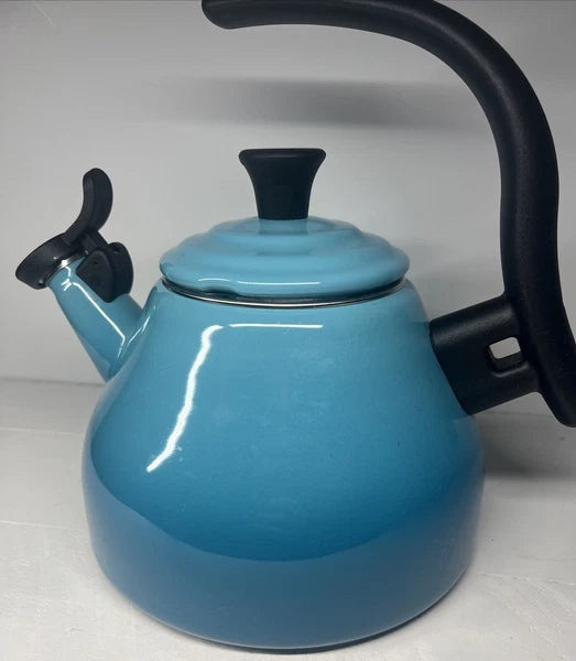 Le Creuset Chrysenth Turquoise Hombre Whistling Tea Kettle 1.6 US Quart Enamel