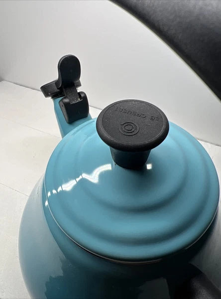 Le Creuset Chrysenth Turquoise Hombre Whistling Tea Kettle 1.6 US Quart Enamel