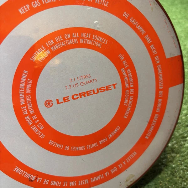 Le Creuset 2.2 Qt / 2L Kettle with/Lid Red Ombre Flame Enamel