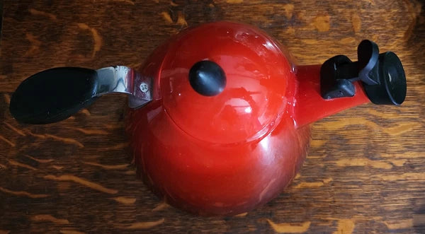 Le Creuset Ogive 1.7 Quart Red Ombré Whistling Tea Kettle Egronomic Handle