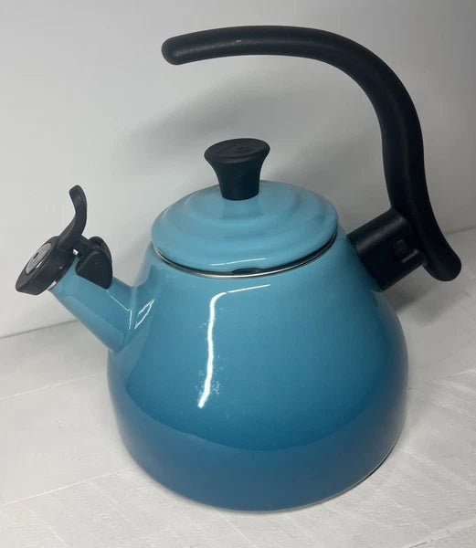 Le Creuset Chrysenth Turquoise Hombre Whistling Tea Kettle 1.6 US Quart Enamel