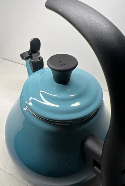Le Creuset Chrysenth Turquoise Hombre Whistling Tea Kettle 1.6 US Quart Enamel