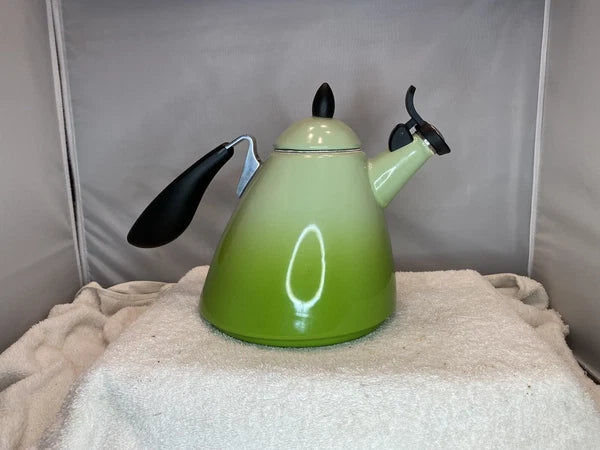 Le Creuset Ogive Enamel-on-Steel 1.7 Quart Tea Kettle - Kiwi Green Ombré