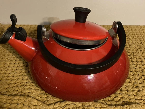 LE CREUSET Ombre Cherry Red Enamel on Steel Tea Pot 1.6 Qt ZEN Whistling Kettle