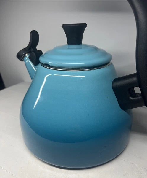 Le Creuset Chrysenth Turquoise Hombre Whistling Tea Kettle 1.6 US Quart Enamel