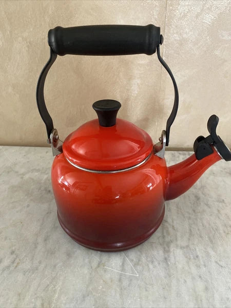 Le Creuset Whistling Tea Kettle 1.25 Quarts 1.1L Teapot Red Enamel